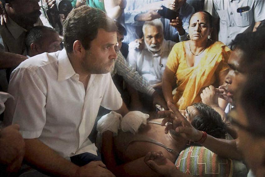 एक संवाददाता के इस सवाल पर कि क्या वह इस मामले पर राजनीति कर रहे हैं, राहुल ने आक्रोशित स्वर में कहा, ‘‘किसी के यहां आने पर जब कोई ऐसा कहता है, तो यह अपमानजनक है। यह मेरे लिए अपमानजनक नहीं है। यह इन लोगों के लिए अपमानजनक है। फोटो खिंचवाने का मौका क्या होता है? आपका क्या मतलब है? लोग मर रहे हैं। मैं ऐसे स्थानों पर आता रहूंगा।’’(पीटीआई फोटो)
