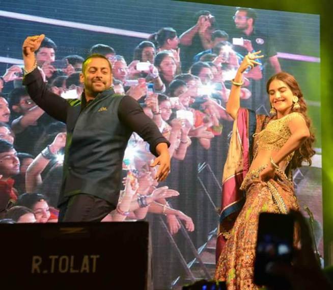 salman khan, prem ratan dhan payo, sonam kapoor, Ahmedabad, Salman khan garba, salman khan latest news, salman khan latest news in hindi, Salman Sonam, Sonam Kapoor latest news, Sonam Kapoor garba, Salman Dandiya, Sonam Dandiya, salmna khan prem ratan dhan payo, prem ratan dhan payo latest news, prem ratan dhan payo news in hindi, salman khan prdp, salman sonam, salman sonam prem ratan dhan payo, salman khan sonam kapoor prem ratan dhan payo photos, salman sonam photos, bollywood news in hindi, hindi news, सलमान खान, सोनम कपूर, सलमान खान गरबा, सलमान खान डांडिया, सोनम कपूर गरबा, सोनम कपूर डांडिया, प्रेम रत्न धन पायो, अहमदाबाद, बॉलीवुड, बॉलीवुड न्यूज़, मनोरंजन