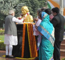 The Prime Minister, Shri Narendra Modi paying the floral tributes at the bust of the former President of India, Dr. A.P.J. Abdul Kalam, on his 84th birth anniversary, at DRDO Bhawan, in New Delhi on October 15, 2015.
