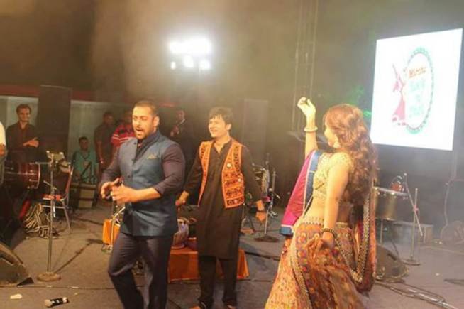salman khan, prem ratan dhan payo, sonam kapoor, Ahmedabad, Salman khan garba, salman khan latest news, salman khan latest news in hindi, Salman Sonam, Sonam Kapoor latest news, Sonam Kapoor garba, Salman Dandiya, Sonam Dandiya, salmna khan prem ratan dhan payo, prem ratan dhan payo latest news, prem ratan dhan payo news in hindi, salman khan prdp, salman sonam, salman sonam prem ratan dhan payo, salman khan sonam kapoor prem ratan dhan payo photos, salman sonam photos, bollywood news in hindi, hindi news, सलमान खान, सोनम कपूर, सलमान खान गरबा, सलमान खान डांडिया, सोनम कपूर गरबा, सोनम कपूर डांडिया, प्रेम रत्न धन पायो, अहमदाबाद, बॉलीवुड, बॉलीवुड न्यूज़, मनोरंजन