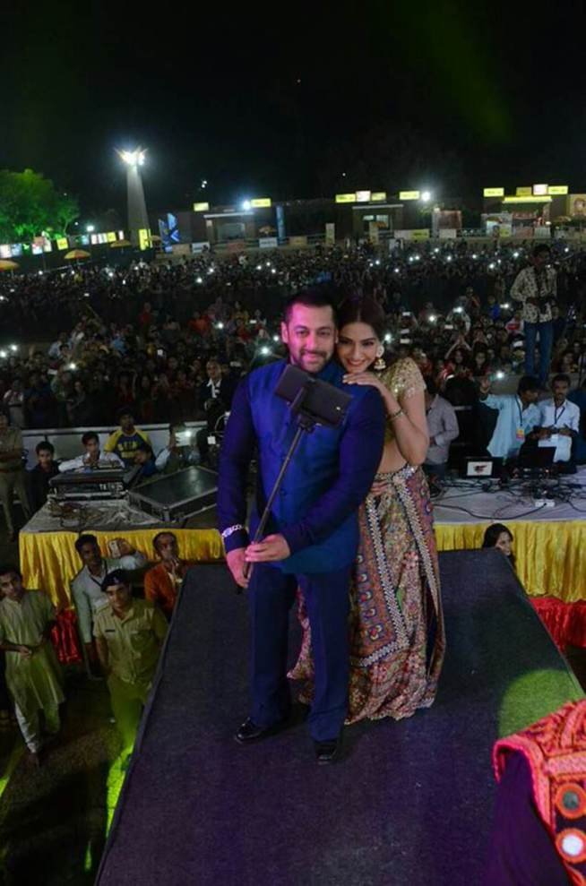 salman khan, prem ratan dhan payo, sonam kapoor, Ahmedabad, Salman khan garba, salman khan latest news, salman khan latest news in hindi, Salman Sonam, Sonam Kapoor latest news, Sonam Kapoor garba, Salman Dandiya, Sonam Dandiya, salmna khan prem ratan dhan payo, prem ratan dhan payo latest news, prem ratan dhan payo news in hindi, salman khan prdp, salman sonam, salman sonam prem ratan dhan payo, salman khan sonam kapoor prem ratan dhan payo photos, salman sonam photos, bollywood news in hindi, hindi news, सलमान खान, सोनम कपूर, सलमान खान गरबा, सलमान खान डांडिया, सोनम कपूर गरबा, सोनम कपूर डांडिया, प्रेम रत्न धन पायो, अहमदाबाद, बॉलीवुड, बॉलीवुड न्यूज़, मनोरंजन