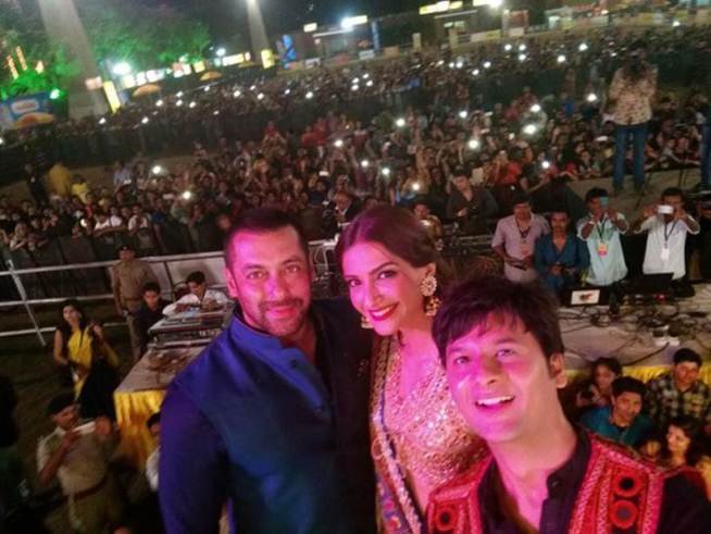 salman khan, prem ratan dhan payo, sonam kapoor, Ahmedabad, Salman khan garba, salman khan latest news, salman khan latest news in hindi, Salman Sonam, Sonam Kapoor latest news, Sonam Kapoor garba, Salman Dandiya, Sonam Dandiya, salmna khan prem ratan dhan payo, prem ratan dhan payo latest news, prem ratan dhan payo news in hindi, salman khan prdp, salman sonam, salman sonam prem ratan dhan payo, salman khan sonam kapoor prem ratan dhan payo photos, salman sonam photos, bollywood news in hindi, hindi news, सलमान खान, सोनम कपूर, सलमान खान गरबा, सलमान खान डांडिया, सोनम कपूर गरबा, सोनम कपूर डांडिया, प्रेम रत्न धन पायो, अहमदाबाद, बॉलीवुड, बॉलीवुड न्यूज़, मनोरंजन