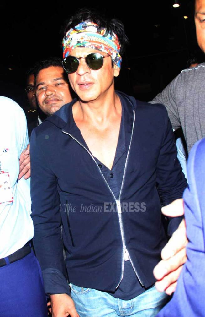 shahrukh khan, Aryan khan, suhana khan, airport, Bollywood, Abram khan, शाहरूख खान, बॉलीवुड अभिनेता, आर्यन, सुहाना