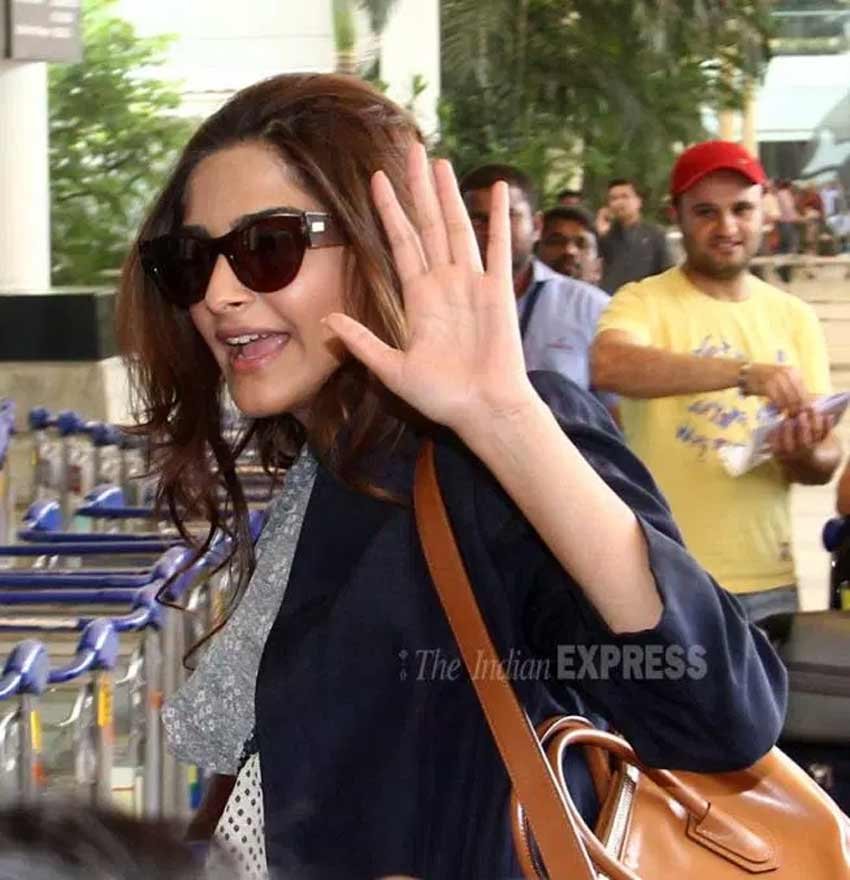 सोनम जो कि इस फिल्म में सलमान के साथ काम करने पर काफी खुश हैं, ने इंतजार कर रहे मीडिया और प्रशंसकों की ओर हाथ हिलाकर उनका अभिवादन किया। (फोटो-वरिंदर चावला)