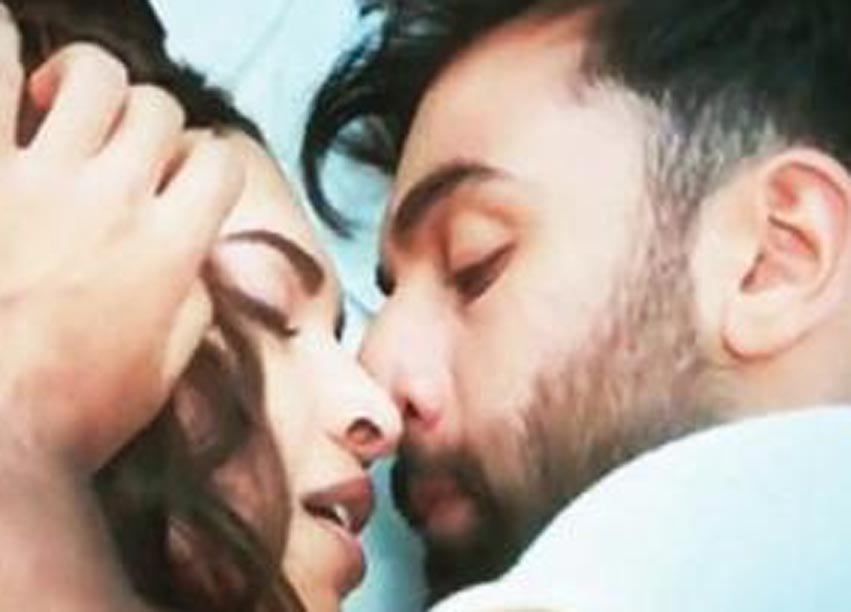 Ranbir kapoor, deepika padukone, tamasha, deepika ranbir liplock, upcoming film, bollywood, रणबीर कपूर, दीपिका पादुकोण, तमाशा, दीपिका रणबीर, लिपलॉक, लिपलॉक सीन, रणबीर दीपिका लिपलॉक, बॉलीवुड, बॉलीवुड न्यूज़, मनोरंजन