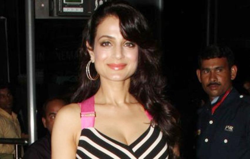 Ameesha Patel, Kushal Tandon, National Anthem, periods, twitter war, amisha patel twitter, Kushal Tandon twitter, amisha patel latest news, ameesha news in hindi, bollywood, bollywood news in hindi, tv, entertainment news, latest bollywood news, राष्‍ट्रगान, कुशाल टंडन, अमीषा पटेल, ट्विटर वार, ट्वीट, बॉलीवुड, बॉलीवुड न्यूज़, मनोरंजन