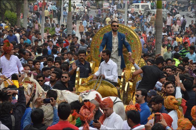 बॉलीवुड गैलरी, एंटरटेनमेंट गैलरी, रणबीर सिंह, प्रियंका चोपड़ा, बाजीराव मस्‍तानी, सॉन्‍ग लॉन्‍च, गाना लॉन्‍च, मल्‍हारी, संजय लीला भंसाली, bollywood gallery, entertainment gallery, ranveer singh, priyanka chopra, bajirao mastani, ranveer singh pics, priyanka chopra pics, ranveer singh photos, priyanka chopra photos, ranveer singh bajirao mastani, priyanka chopra bajirao mastani, ranveer singh song launch, priyanka chopra song launch, ranveer singh priyanka chopra, entertainment, bollywood, pinga song, bhopal, promotion