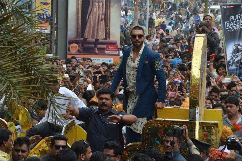 बॉलीवुड गैलरी, एंटरटेनमेंट गैलरी, रणबीर सिंह, प्रियंका चोपड़ा, बाजीराव मस्‍तानी, सॉन्‍ग लॉन्‍च, गाना लॉन्‍च, मल्‍हारी, संजय लीला भंसाली, bollywood gallery, entertainment gallery, ranveer singh, priyanka chopra, bajirao mastani, ranveer singh pics, priyanka chopra pics, ranveer singh photos, priyanka chopra photos, ranveer singh bajirao mastani, priyanka chopra bajirao mastani, ranveer singh song launch, priyanka chopra song launch, ranveer singh priyanka chopra, entertainment, bollywood, pinga song, bhopal, promotion