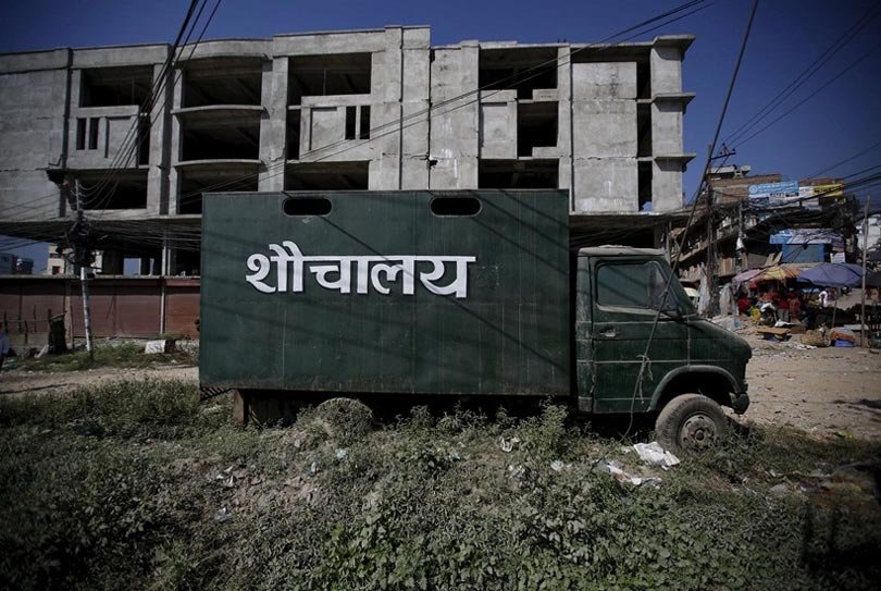 नेपाल की राजधानी काठमांडु में सड़क किनारे खड़ा एक चलता-फिरता टॉयलेट। (स्रोत-रॉयटर्स)