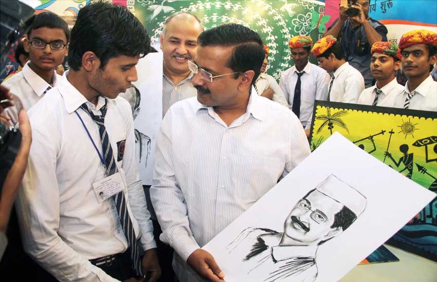 दिल्‍ली में चल रहे 35वें इंटरेनशनल ट्रेड फेयर कार्यक्रम में शनिवार को एक स्‍टूडेंट से बातचीत करते सीएम अरविंद केजरीवाल। (फोटो PTI)
