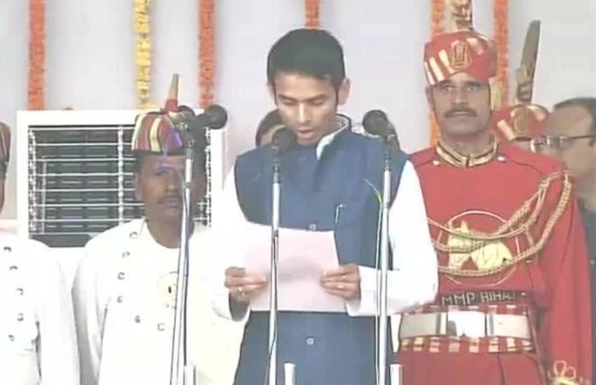 पटना के गांधी मैदान में शुक्रवार को शपथ ग्रहण करते लालू यादव के बड़े तेज प्रताप। फोटो सोर्स- टि्वटर