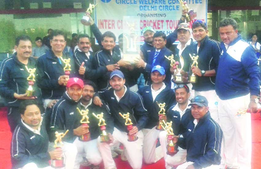 ट्रॉफी के साथ अमदाबाद टीम के खिलाड़ी। 
