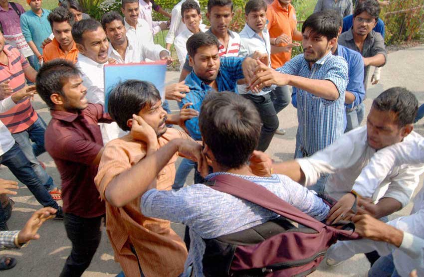 भाजपा सांसद योगी आदित्यनाथ के इलाहाबाद विश्वविद्यालय के कार्यक्रम में आने का विरोध कर रहे आईसा कार्यकर्ताओं के साथ एबीवीपी छात्र संगठन के सदस्य। (पीटीआई फोटो) भाजपा सांसद योगी आदित्यनाथ के इलाहाबाद विश्वविद्यालय के कार्यक्रम में आने का विरोध कर रहे आईसा कार्यकर्ताओं के साथ एबीवीपी छात्र संगठन के सदस्य। (पीटीआई फोटो)