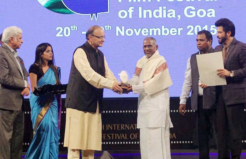 पणजी में शुक्रवार को 46वें अंतरराष्टÑीय फिल्म समारोह में संगीतकार इलय्या राजा को लाइफ टाइम सेंटेनरी पुरस्कार से नवाजते केंद्रीय सूचना व प्रसारण मंत्री अरुण जेटली। (पीटीआई फोटो)