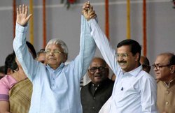 योगेंद्र यादव का खुलासा: लालू से यूं ही गले नहीं मिले केजरीवाल, बन रहा है नया मोर्चा