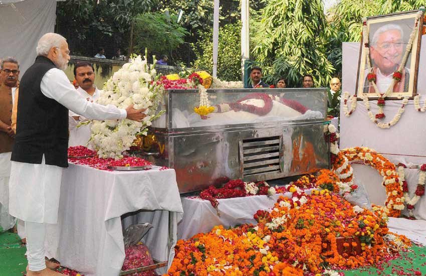 केशवकुंज स्थित संघ कार्यालय में विहिप नेता अशोक सिंघल को श्रद्धांजलि देते प्रधानमंत्री नरेंद्र मोदी। (पीटीआई फोटो) 