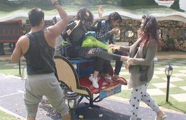 bigg boss 9, Mandana, Kishwer, Mandana Kishwer fight, Mandana Kicks Kishwer, salman khan, bigg boss 9 photos, bigg boss, bigg boss 9 latest news, bigg boss 9 news in hindi, TV Show, बिग बॉस 9, मंदाना, किश्वर, मंदाना किश्वर, मंदाना किश्वर झगड़ा, टीवी शो, मनोरंजन