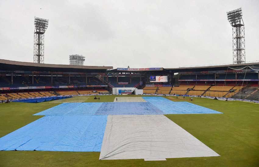 मैदानी अंपायरों ने स्थानीय समयानुसार सुबह 11 बजकर 30 मिनट पर मैदान का निरीक्षण किया और मैच समाप्त करने का फैसला किया।(पीटीआई फोटो)