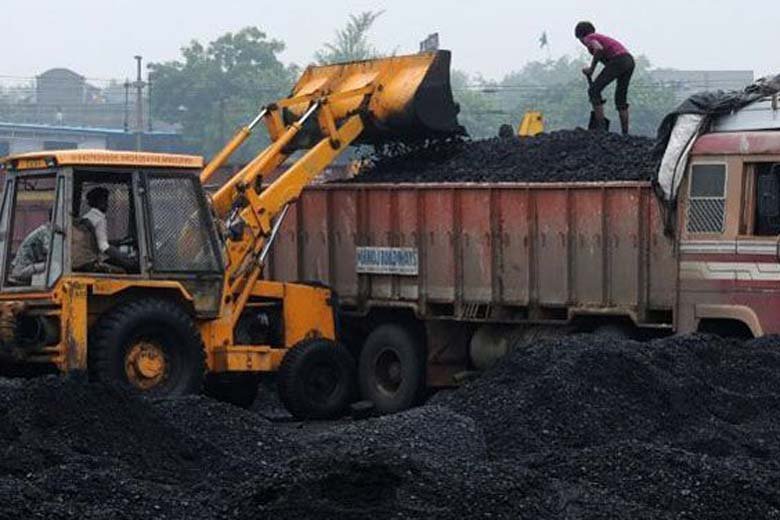 सरकार कोयला ब्लॉकों की नीलामी व आवंटन के पहले तीन चरणों में तीन लाख करोड़ रुपए से अधिक की राशि पहले ही जुटा चुकी है।(पीटीआई फोटो)