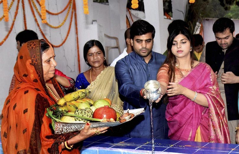 राजद नेता राबड़ी देवी मंगलवार को छठ पूजा के दौरान बेटी और दामाद व समाजवादी पार्टी के सांसद तेज प्रताप संग धार्मिक अनुष्ठान करतीं हुईं। (फोटो-पीटीआई)