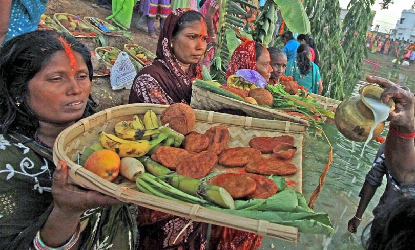पश्चिम बंगाल के वीरभूम जिले में मंगलवार को छठ पूजा के दौरान महिला उपासक पारंपरिक तरीके पूजा करतीं हुईं। (स्रोत-पीटीआई)