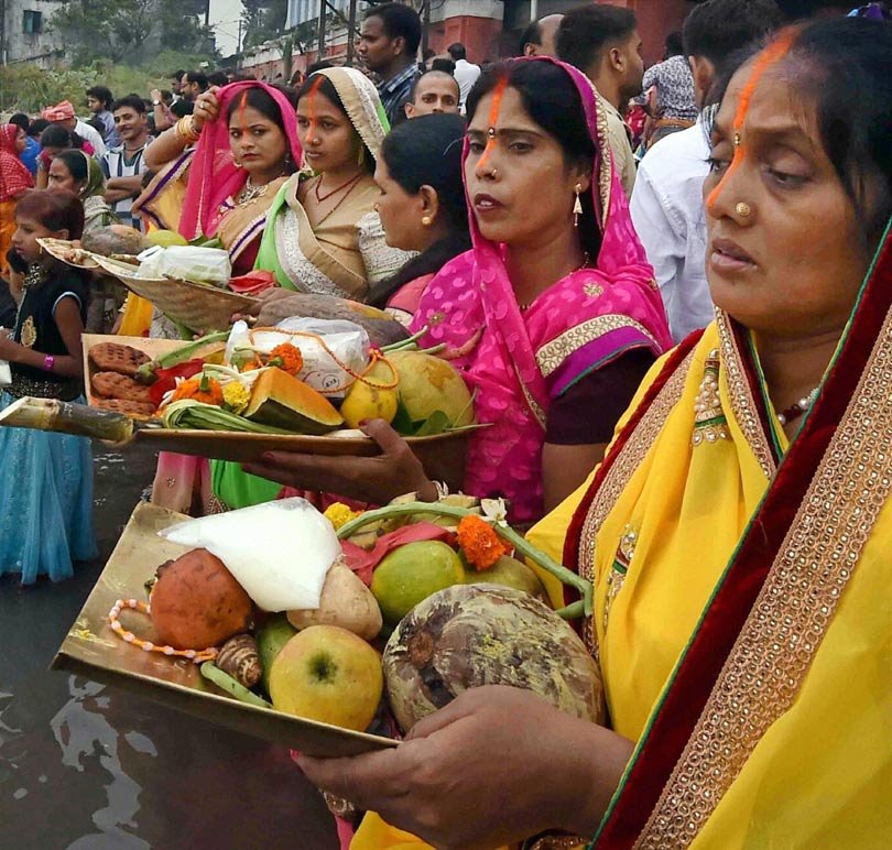 मंगलवार को कोलकाता में गंगा नदी के किनारे छठ पूजा के दौरान उपासक सूर्य देव की प्रार्थना करते हुए। (स्रोत-पीटीआई)