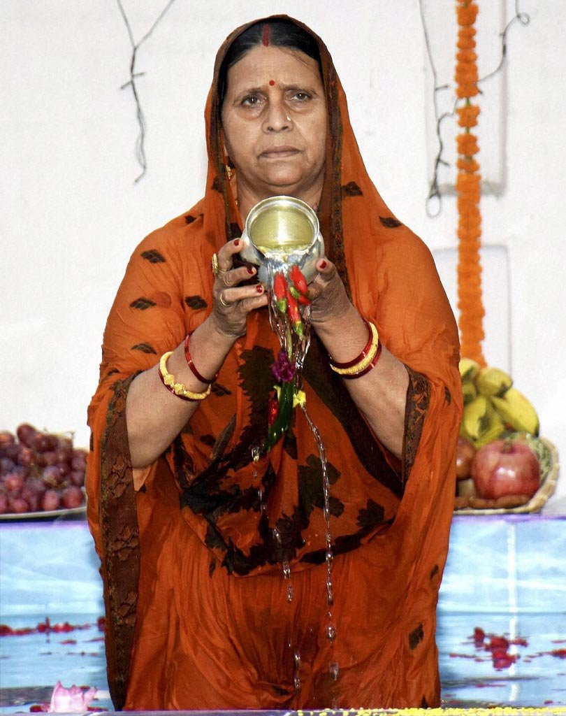 राजद नेता राबड़ी देवी पटना में मंगलवार को छठ पूजा के दौरान सूर्य की प्रार्थना करतीं हुईं। (स्रोत-पीटीआई)