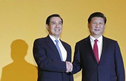 पहली बार मिले चीन और ताईवान के राष्ट्रपति, हाथ मिलाया