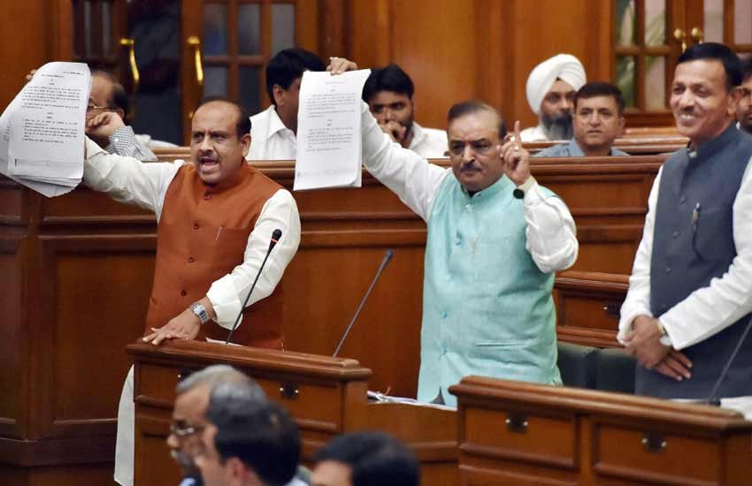 विधानसभा में विपक्ष के नेता विजेंद्र गुप्ता लोकपाल विधेयक को देरी से पेश किए जाने पर विरोध जताते हुए। (पीटीआई फोटो)