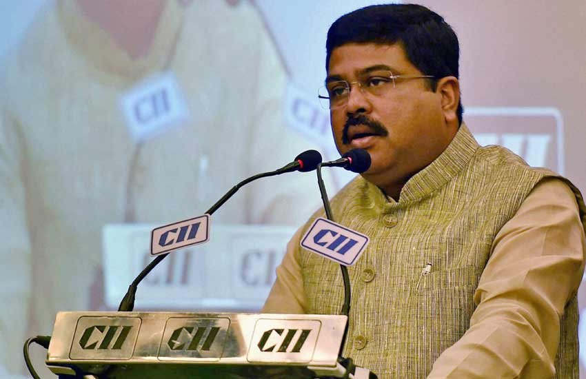 भारतीय उद्योग संघ (सीआईआई) के एक सेमिनार को संबोधित करते केंद्रीय मंत्री धर्मेंद्र प्रधान। (पीटीआई फोटो)