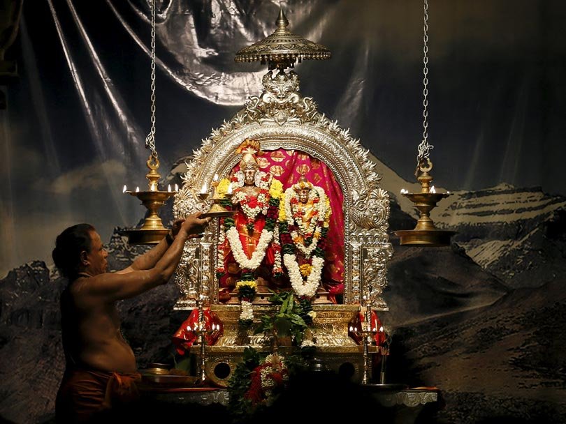 प्रकाशपर्व दीपावली के मौके पर कोलंबो के शिवम कोवी मंदिर में हिंदू देवी-देवताओं की विशेष पूजा अर्चना करते पुजारी। (स्रोत-रॉयटर्स)