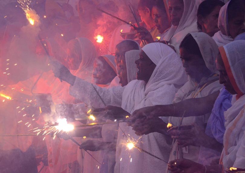 दीपावली के अवसर पर उत्तर प्रदेश के वृंदावन में यमुना नदी के किनारे विधवा महिलाओं के लिए गैर-सरकारी संस्था सुलभ इंटरनेशनल द्वारा दिवाली महोत्सव का आयोजन किया गया। (स्रोत-रॉयटर्स)