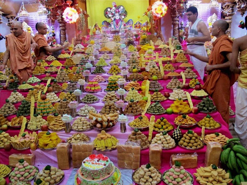सूरत में दीपावली त्यौहार के अवसर पर बुधवार को लक्ष्मी-गणेश की पूजा के बाद अन्नकूट दर्शन के लिए मिठाई को व्यवस्थित करते पुजारी। (स्रोत-पीटीआई)