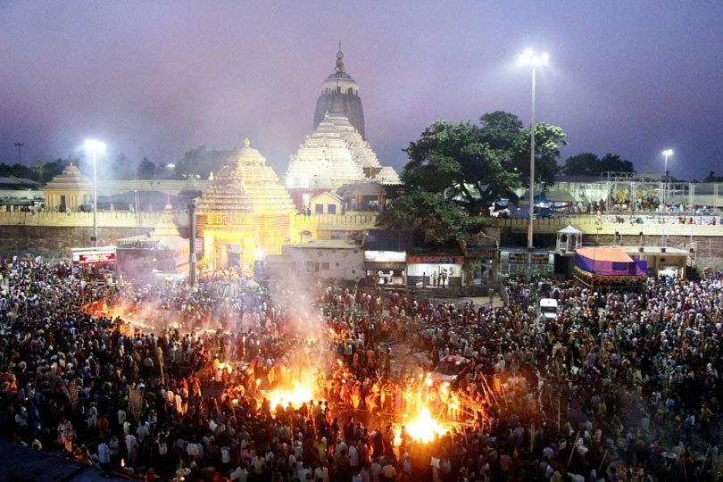बुधवार को पुरी के श्री जगन्नाथ मंदिर में दीपावली के मौके पर अपने पितरों को श्रद्धा अर्पित करने के लिए जूट की छड़ी जलाते लोग। (पीटीआई फोटो)