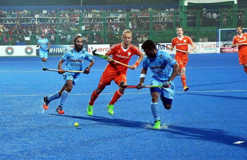 गेंद पर कब्जे के लिए जूझते भारत और नीदरलैंड्स के खिलाड़ी। (पीटीआई फोटो)