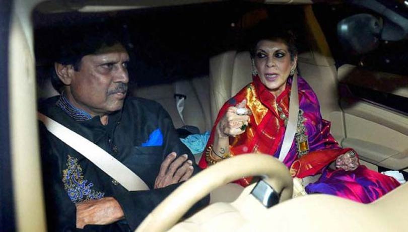 रिसेप्शन में पत्नी संग पहुंचे कपिल देव। (स्रोत-पीटीआई)