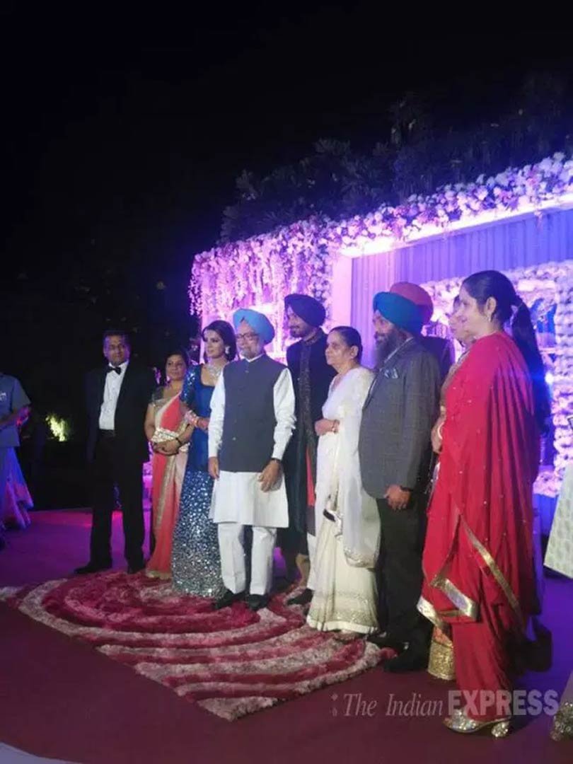 ऑफ स्पिनर हरभजन सिंह ने यहां शहर के बड़े होटल में रविवार को अपनी शादी का रिसेप्शन दिया जिसमें प्रधानमंत्री नरेंद्र मोदी सहित अन्य नेताओं के अलावा क्रिकेटर और बालीवुड सेलीब्रिटीज भी पहुंचे।<br/><br/>हरभजन सिंह ने पिछले गुरुवार को जलंधर के एक गुरुद्वारे में लंबे समय से अपनी प्रेमिका रही गीता बसरा से विवाह किया था।<br/><br/>पूर्व प्रधानमंत्री मनमोहन सिंह भी रिसेप्शन में मौजूद थे। (स्रोत-एक्सप्रेस फोटो)