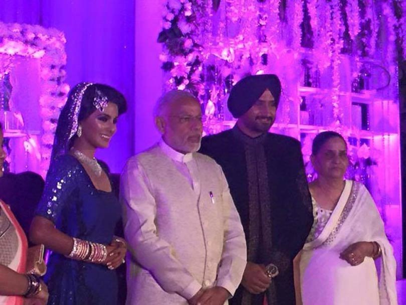 प्रधानमंत्री नरेंद्र मोदी भी हरभजन के रिसेप्शन में पहुंचे। तस्वीर में नरेंद्र मोदी के साथ गीता बसरा (बाई ओर) और हरभजन सिंह (दाएं), बिल्कुल दाईं ओर हरभजन की मां। (स्रोत-फेसबुक)
