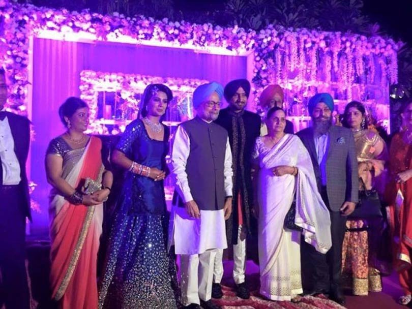 हरभजन सिंह ने पिछले गुरुवार को जलंधर के एक गुरुद्वारे में लंबे समय से अपनी प्रेमिका रही गीता बसरा से विवाह किया था।<br/><br/>हरभजन सिंह और मनमोहन सिंह एक-दूसरे से गले मिलते हुए। (स्रोत-फेसबुक)
