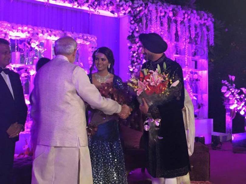 हरभजन और गीता बसरा के रिसेप्शन में पहुंचे प्रधानमंत्री दोनों को शादी की शुभकामनाएं देते हुए। (स्रोत-फेसबुक)