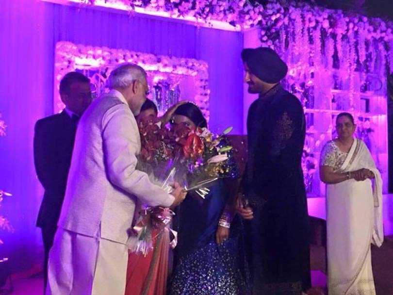 नरेंद्र मोदी के पांव छूकर आशीर्वाद लेतीं हरभजन की पत्नी गीता बसरा। (स्रोत-फेसबुक)