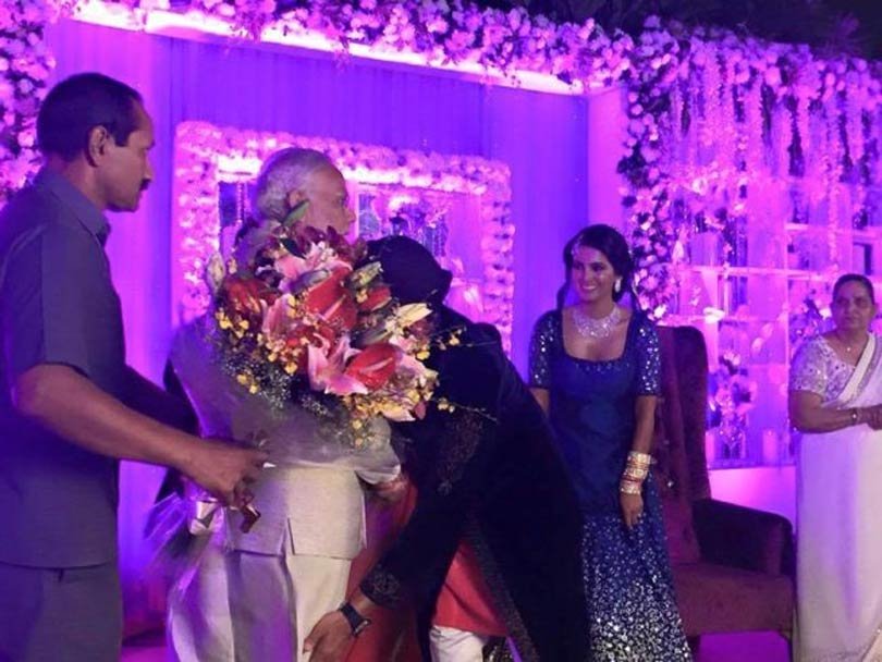 रिसेप्शन में पहुंचे प्रधानमंत्री नरेंद्र मोदी से गले मिलते हरभजन सिंह। (स्रोत-फेसबुक)