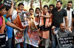 टीपू जयंती विवाद: विहिप का प्रदर्शन जारी, मंगूलर में एक शख्स को मारा चाकू