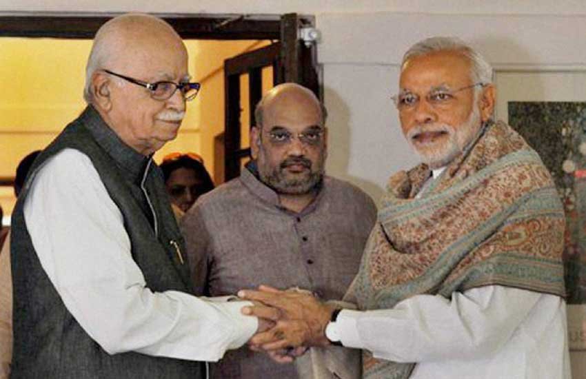 लालकऋष्ण आडमाणी से मिलकर उन्हें जन्मदिन की शुभकामना देते प्रधानमंत्री नरेंद्र मोदी। (पीटीआई फोटो) 