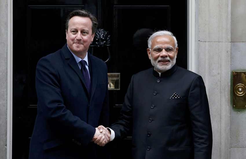 ब्रिटेन के प्रधानमंत्री डेविड कैमरन अपने भारतीय समकक्ष नरेंद्र मोदी का स्वागत करते हुए। (रॉयटर्स फोटो)