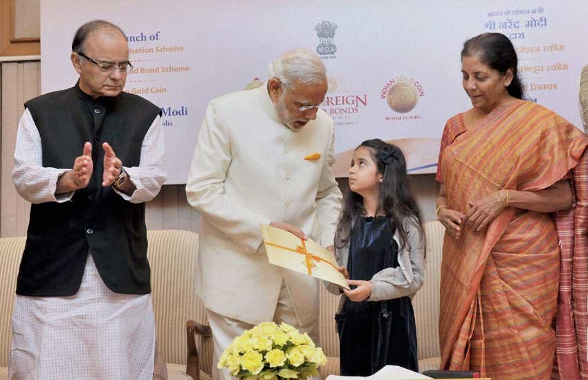 प्रधानमंत्री नरेंद्र मोदी ने शुरू की स्वर्ण बांड योजना। (पीटीआई फोटो) प्रधानमंत्री नरेंद्र मोदी ने शुरू की स्वर्ण बांड योजना। (पीटीआई फोटो)
