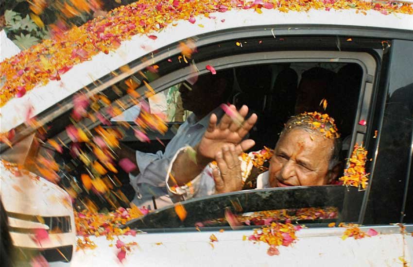 सैफई पहुंचने पर मुलायम के प्रशंसकों और पार्टी कार्यकर्ताओं ने उन पर फूल बरसाए। (पीटीआई फोटो) 