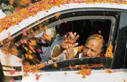 सैफई महोत्सव: नेताजी के शाही B’DAY की तैयारी पूरी, कटेगा 76 Kg का केक, विपक्ष ने पूछा- 50 जिलों में घोषित सूखे का क्या?