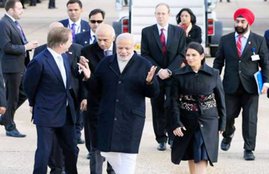 Narendra Modi, modi in UK, Azam Khan, PM Modi, Tipu Sultan ring, London, नरेंद्र मोदी, मोदी यूके, आजम खान, टीपू सुल्‍तान, टीपू सुल्‍तान की अंगूठी, लंदन