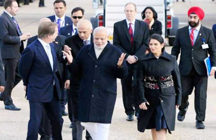 Narendra Modi, modi in UK, Azam Khan, PM Modi, Tipu Sultan ring, London, नरेंद्र मोदी, मोदी यूके, आजम खान, टीपू सुल्‍तान, टीपू सुल्‍तान की अंगूठी, लंदन